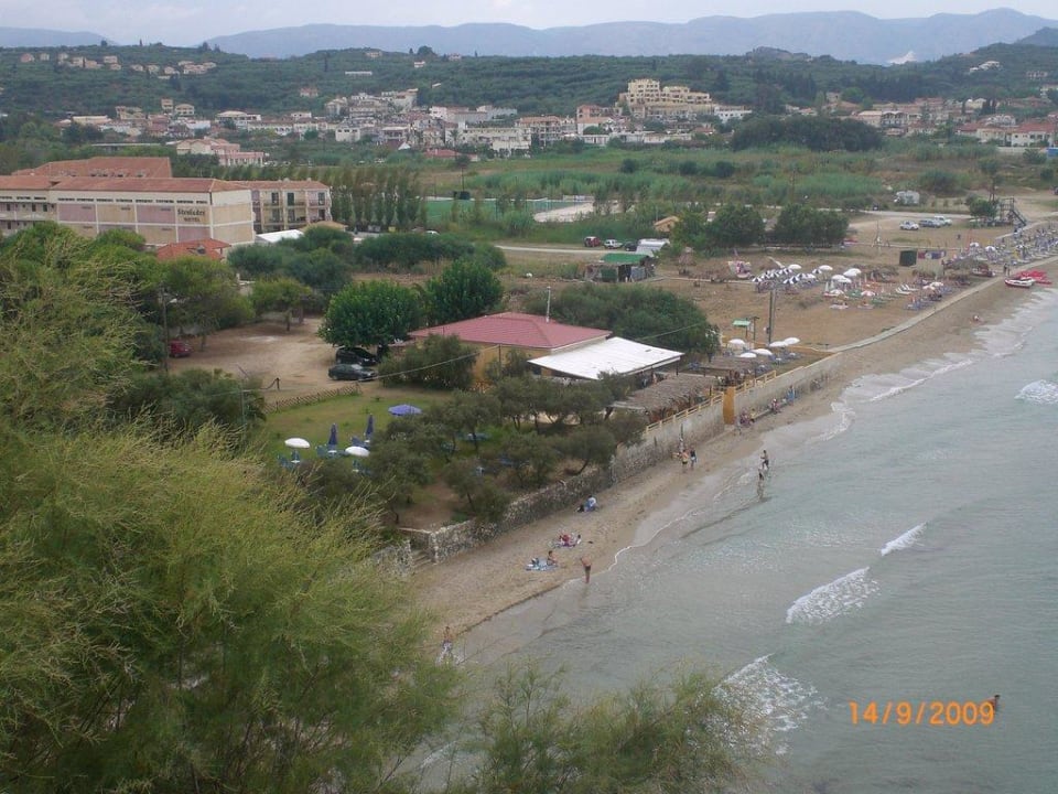 Strand, dahinter das Hotel Strofades Beach Hotel