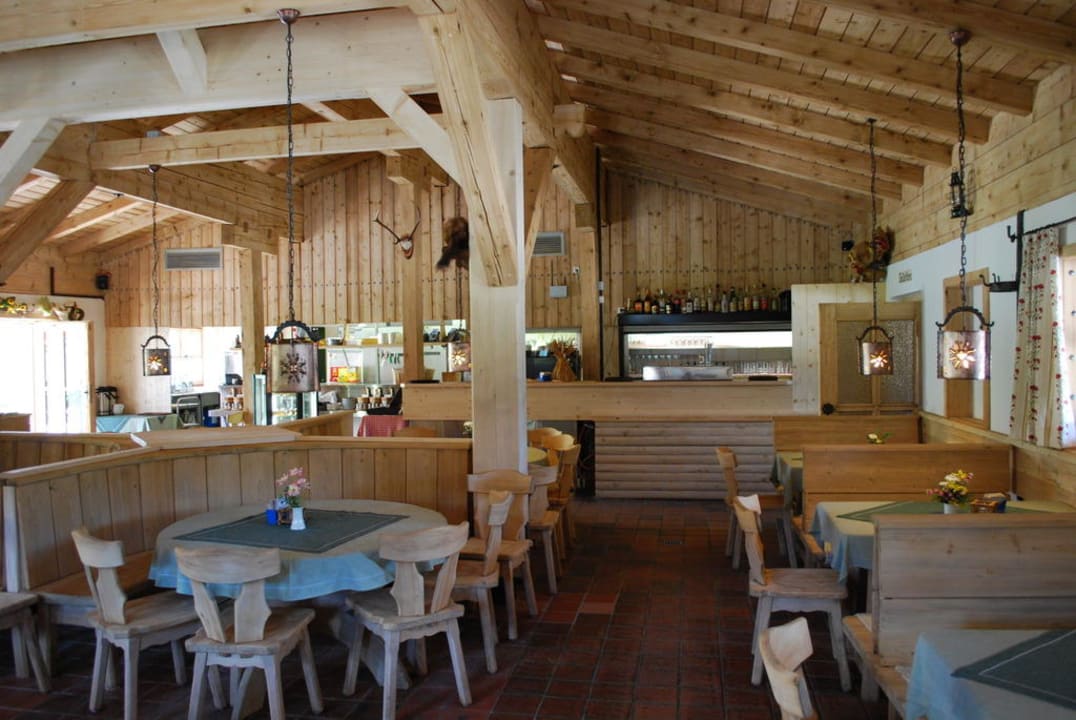 Das Restaurant hell und freundlich Alpengasthof Götschenalm