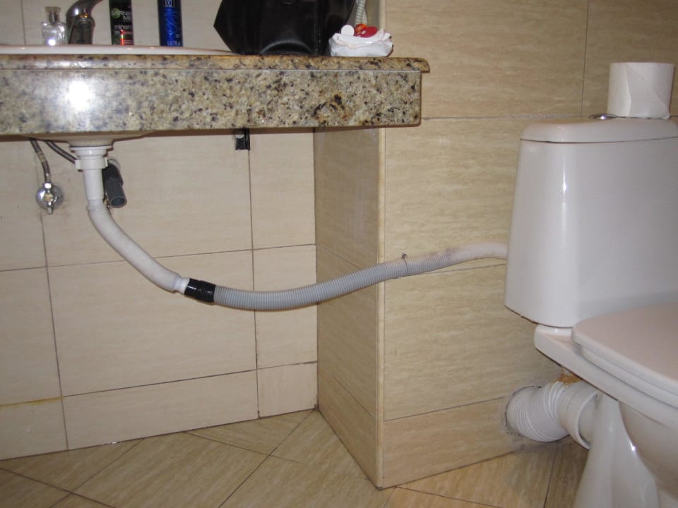 Abflussrohr im Badezimmer Hotel Cazablanka / Casablanca