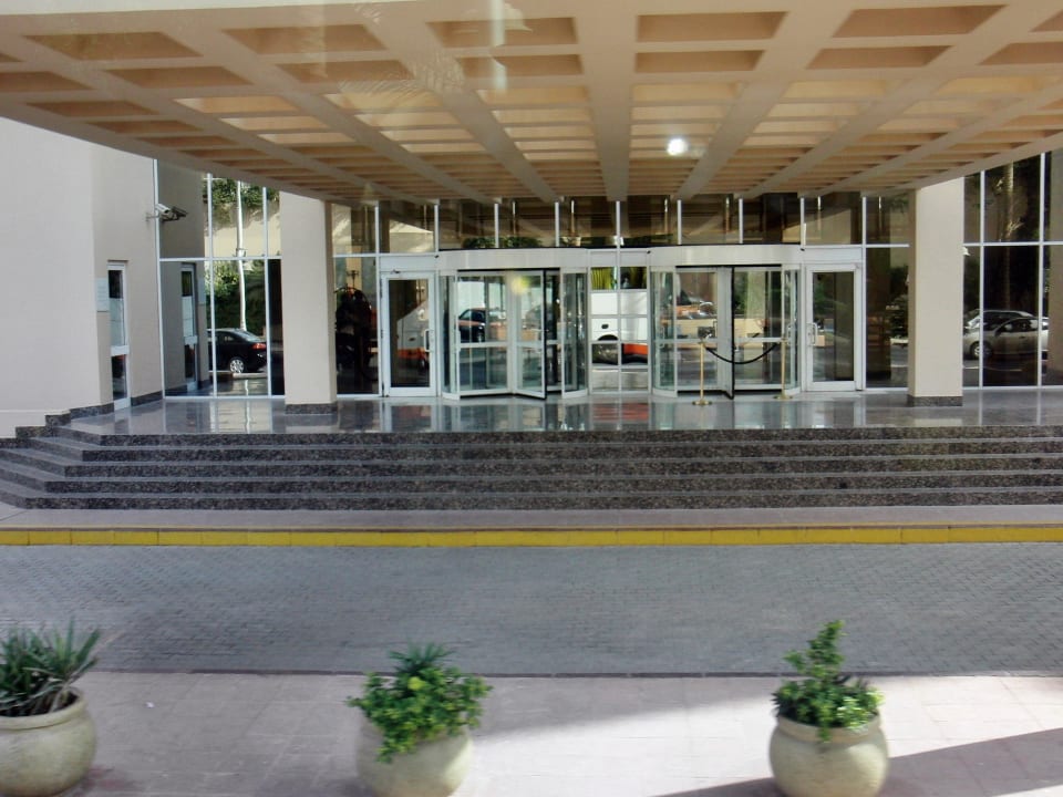 Der Hoteleingang Marriott Hurghada Beach Resort