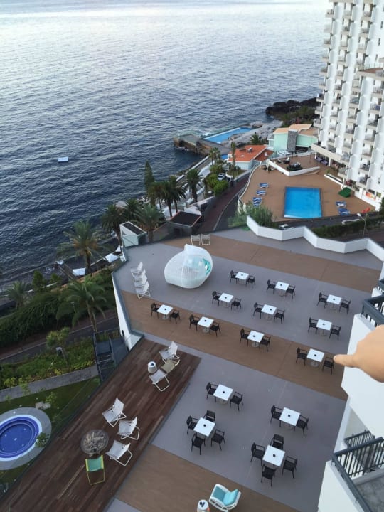 Auf dieser sonnigen Terrasse kann man prima essen Hotel Baia Azul