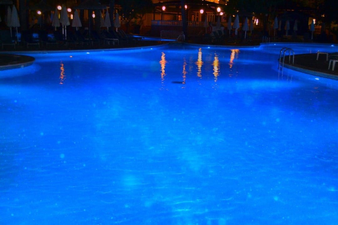 Der Pool bei Nacht Protur Safari Park Aparthotel