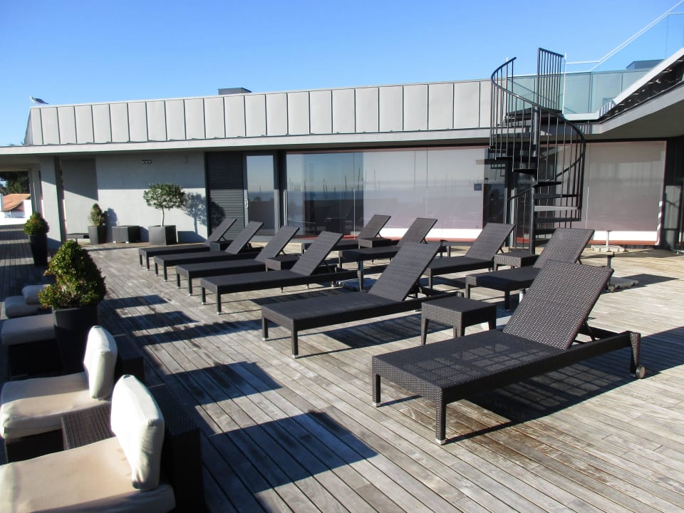 Liegen an der Poolanlage Pestana Cidadela Cascais - Pousada & Art District