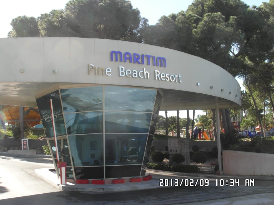 Großzügige Einfahrt zum Maritim-Hotel Pine Beach Belek