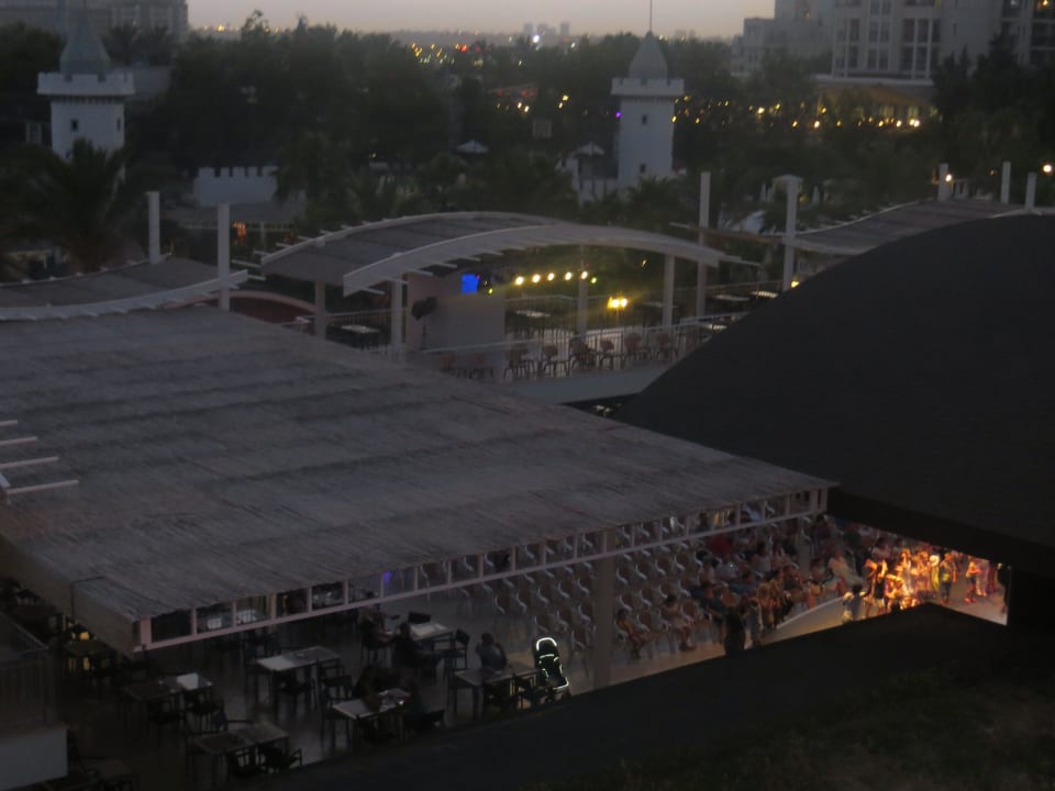 Blick auf die Abendunterhaltung vom Riesenrad aus Hotel Delphin Imperial