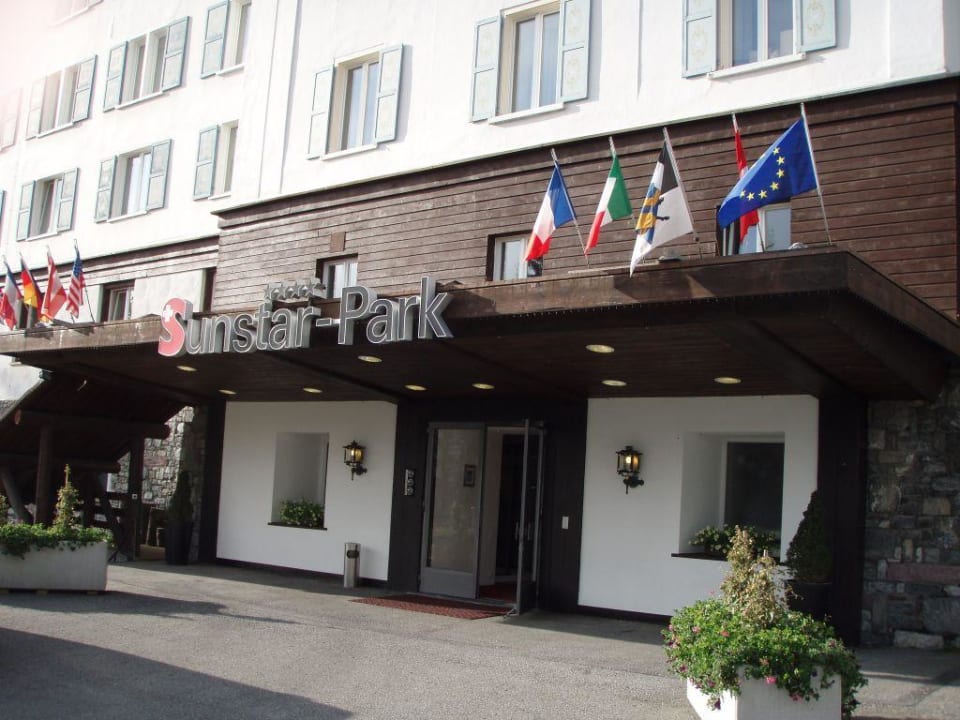 Eingang Sunstar Hotel Arosa