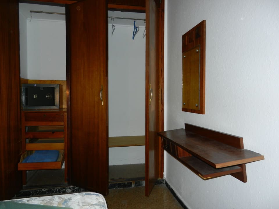 Regal aus Wand gebrochen Apartments Fayna