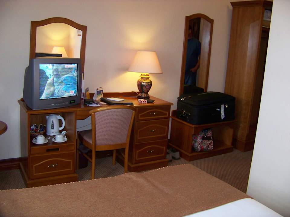 Bett und Schreibtisch Sheldon Park Hotel and Leisure Club