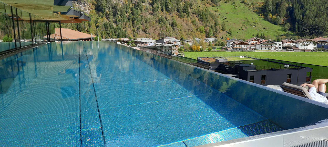 Pool Hotel Schwarzenstein