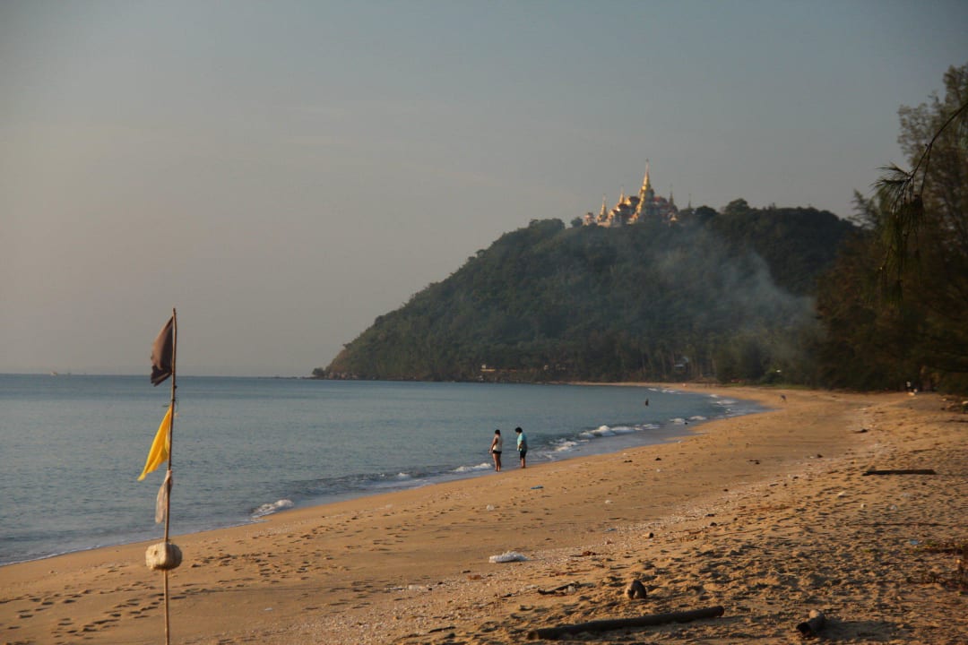 Strand mit Tempel Hotel Bayview Beach Resort