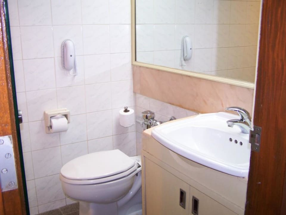 Kleines Badezimmer The Tawana Bangkok