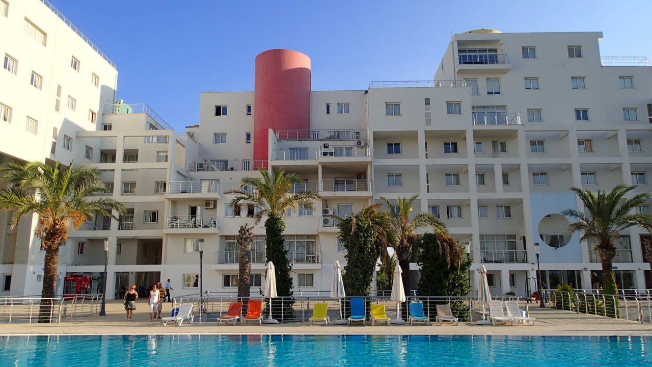 Widok z basenu Sky Venus Beach Hotel & Residence