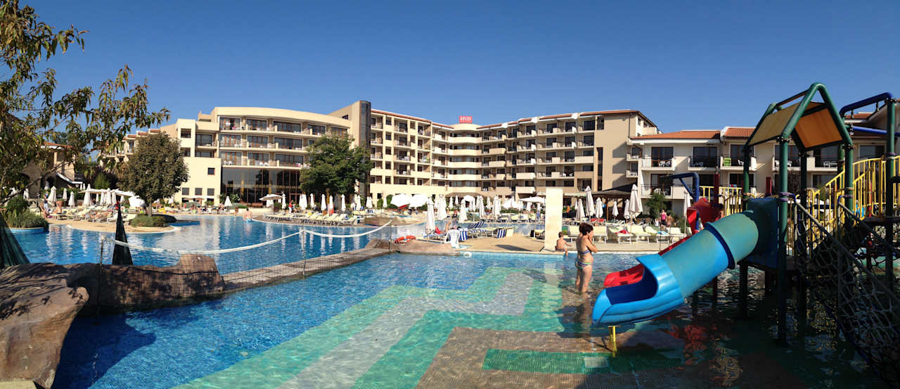 Panoramabild zeigt einen großen Teil der Anlage HVD Clubhotel Miramar