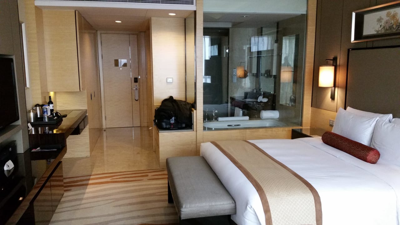 Blick vom Schreibtisch ins Zimmer Hotel InterContinental Tangshan