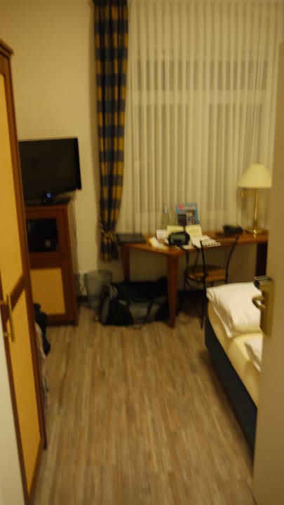 Fernesehr vom Bett einsehbar, dahinter gehts ins Bad Hotel Leugermann