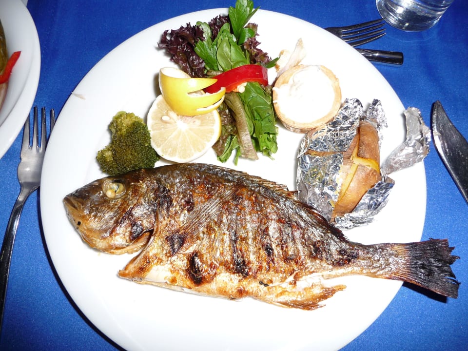Leckere gegrillte Dorade beim Fischessen am Strand Adalya Ocean Deluxe