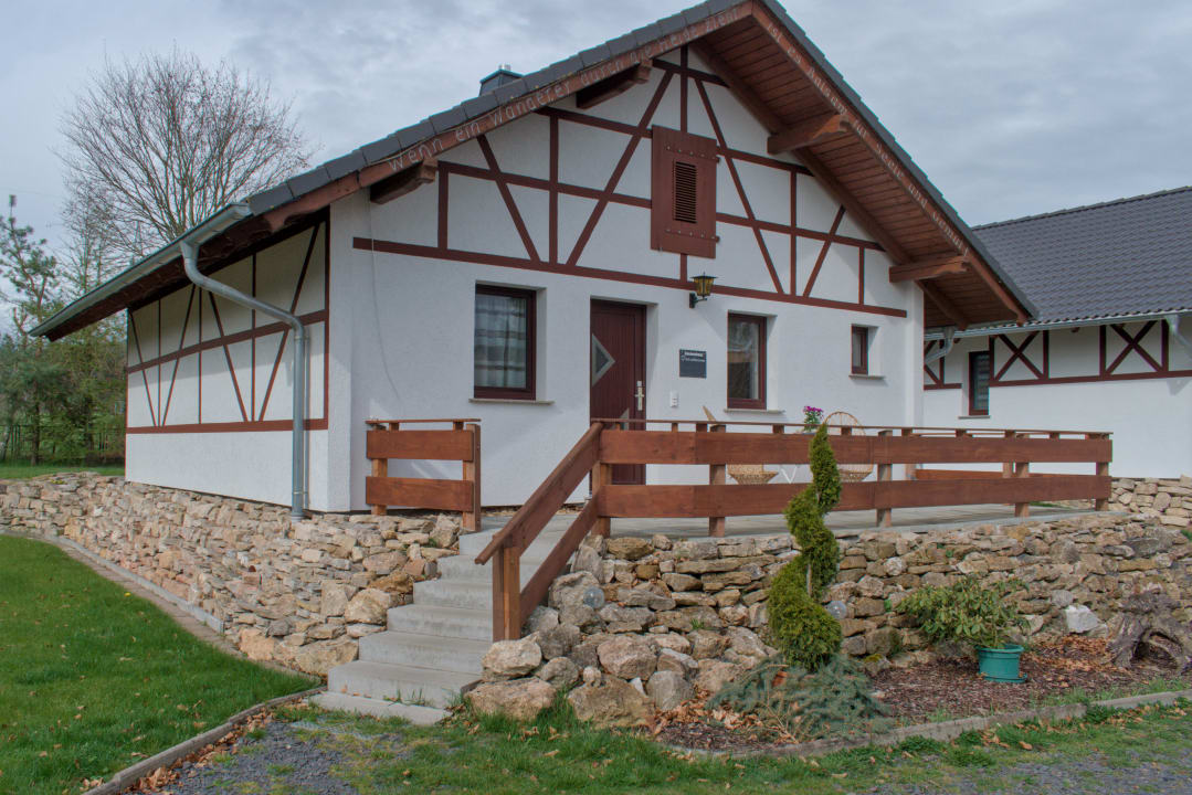 Außenansicht Ferienhaus Der Trannröder Heidegarten