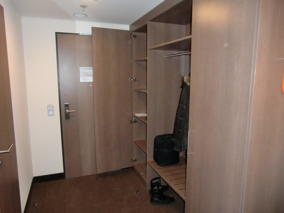 Zimmer 323 (Schrank + Garderobe) IntercityHotel Berlin Hauptbahnhof