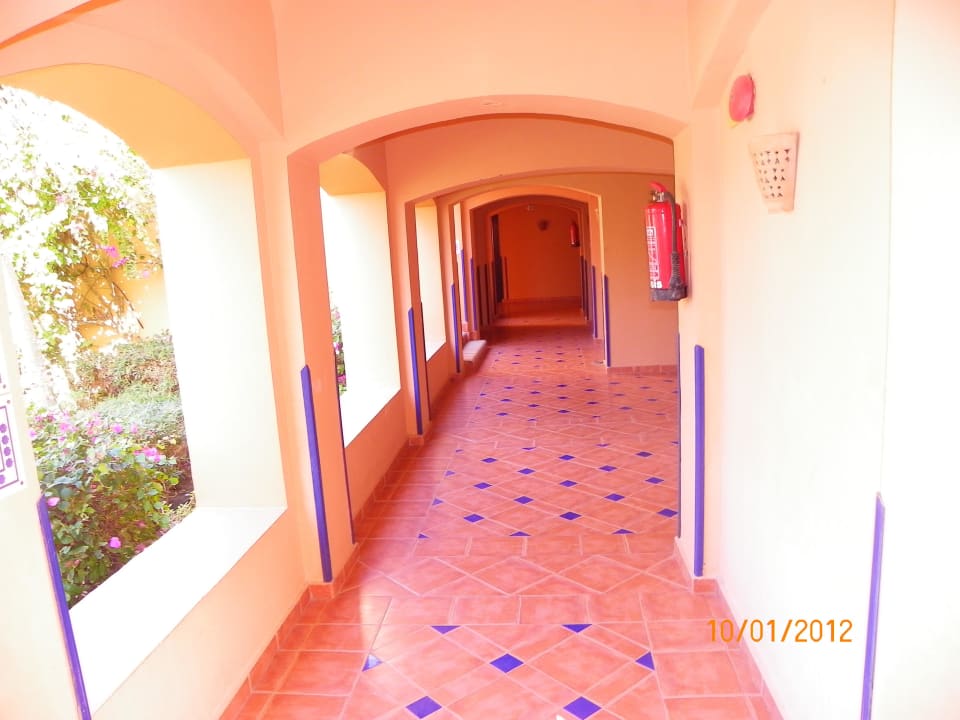 Offene Flure im Bereich der Zimmer Jaz Makadi Oasis Resort