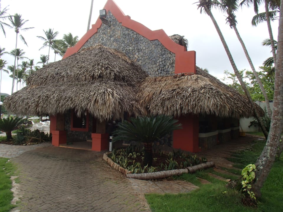 Seitenansicht des Strand Restaurants  Wyndham Alltra Samana