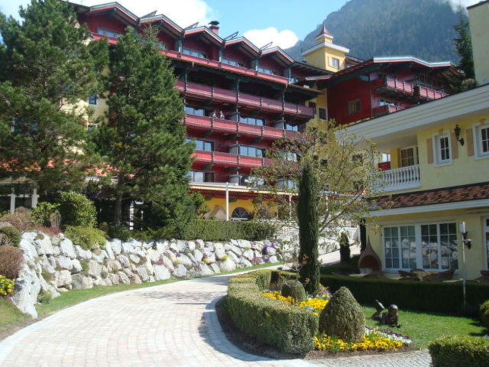 Blick Richtung Terrasse, Pool und Zimmer Alpenrose Wellnessresidenz