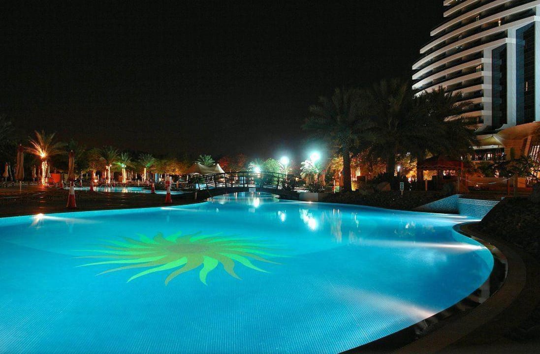 Nachtaufnahme Hotel Le Meridien Al Aqah Beach Resort