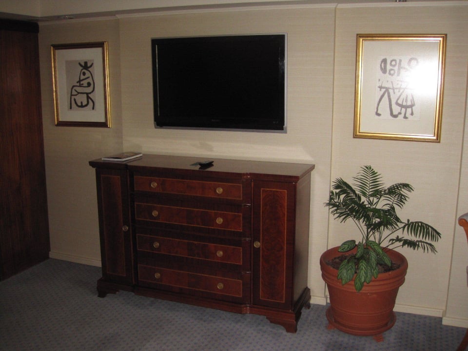 TV Hotel Park Tower by Luxury Collection