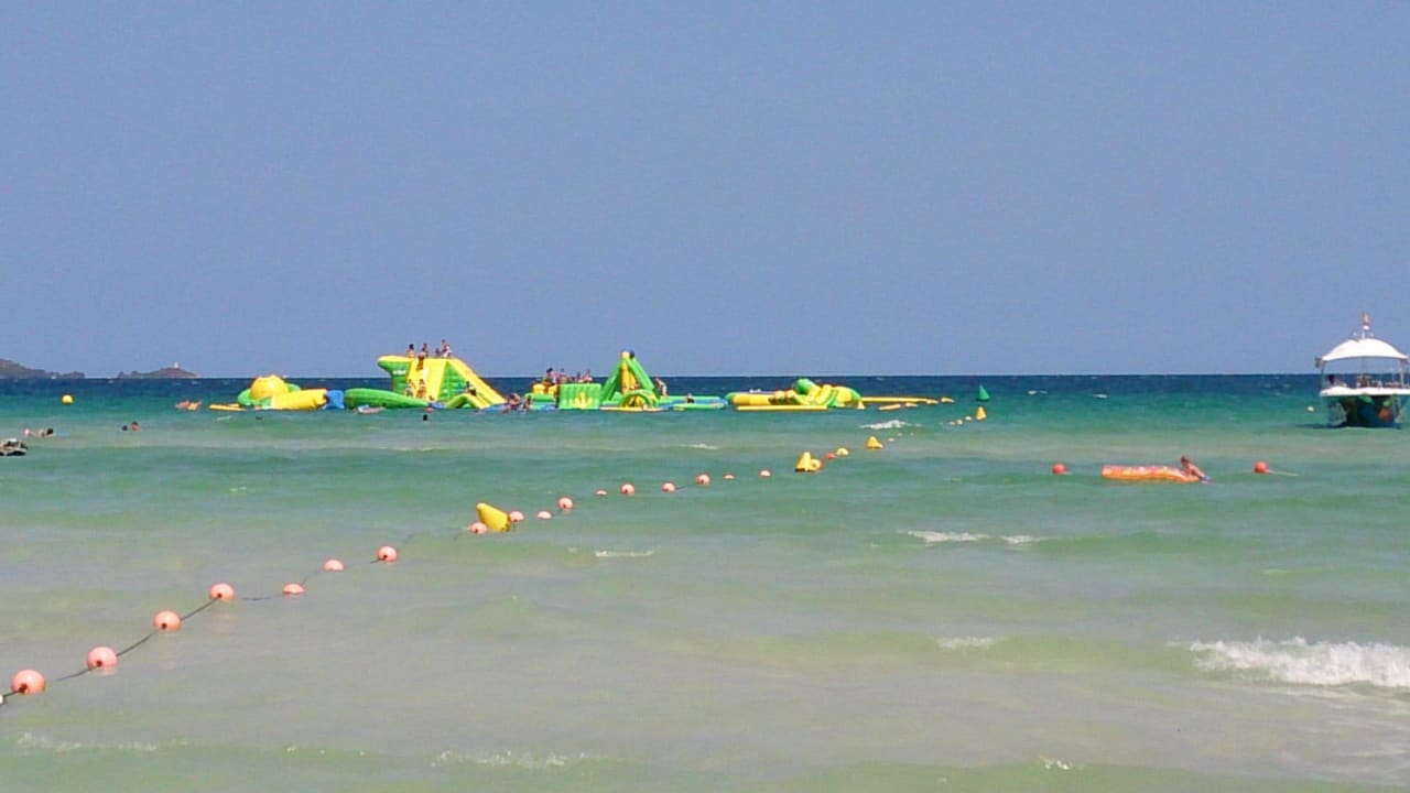 Badespass am Strand allsun Hotel Eden Alcudia