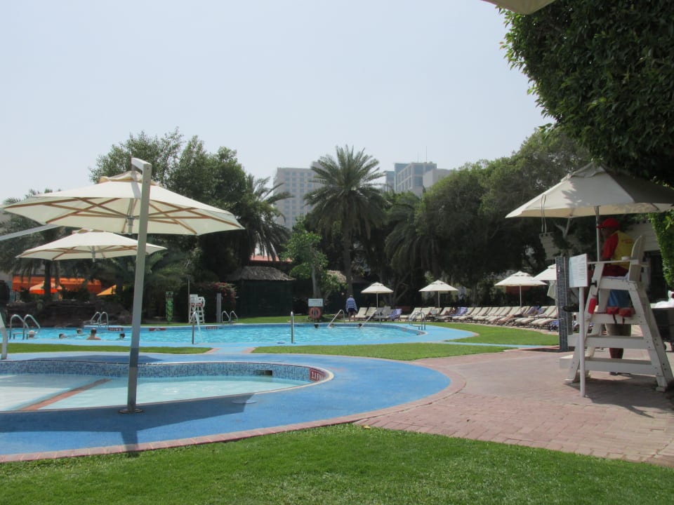Immer genug Liegen und Liefeguard Le Meridien Abu Dhabi Resort
