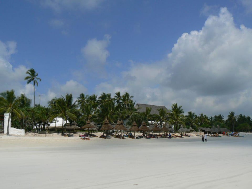 Hotelstrand bei Wasser-Niedrigstand Hotel Southern Palms Beach Resort