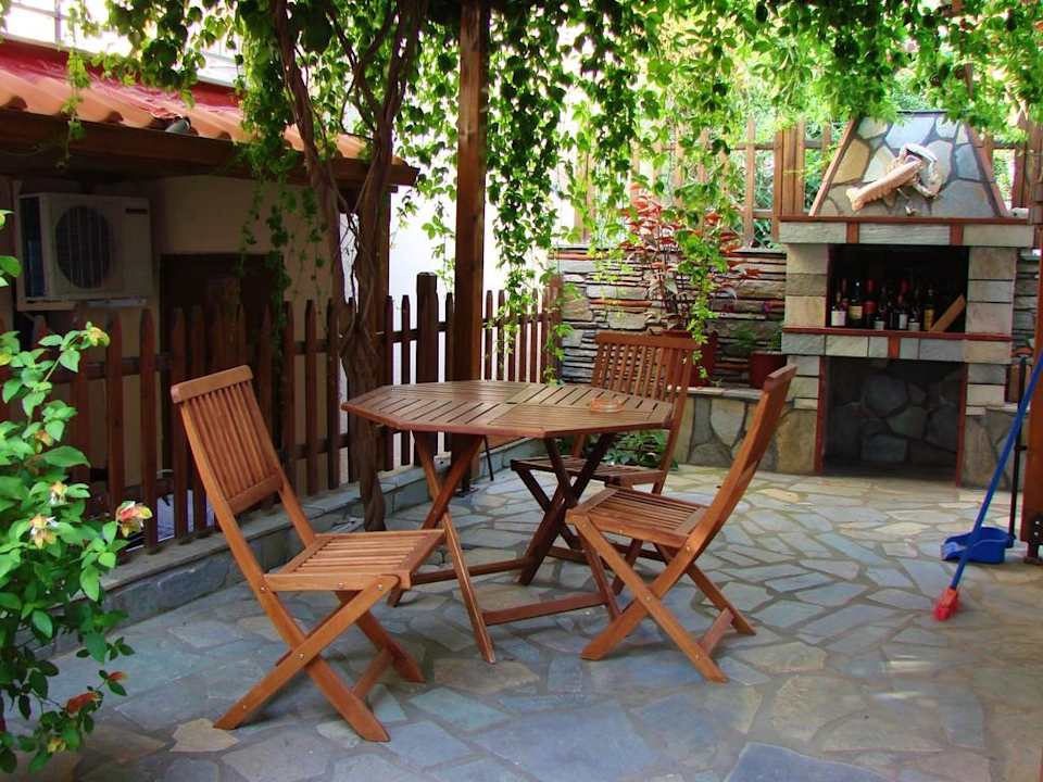 Im Innenhof der Pension Zefyros ist es grün.  Zefyros Hotel
