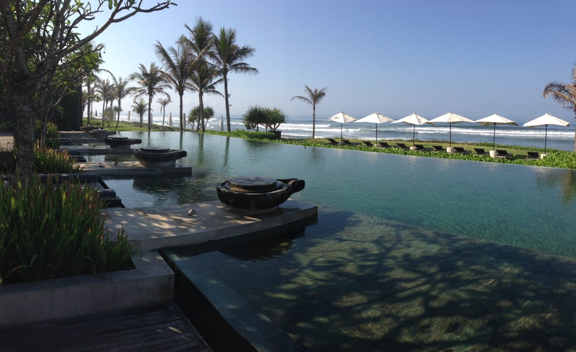 Hotelpool mit Meer im Hintergrund Soori Bali Hotel