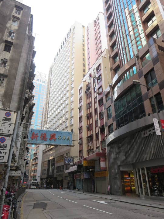 Hotel ist rechts, hinter dem blauen Schild Hotel The Charterhouse