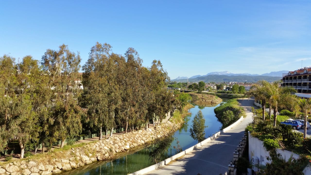 Ausblick vom Balkon zur Landseite . Sunis Evren Beach Resort Hotel & Spa