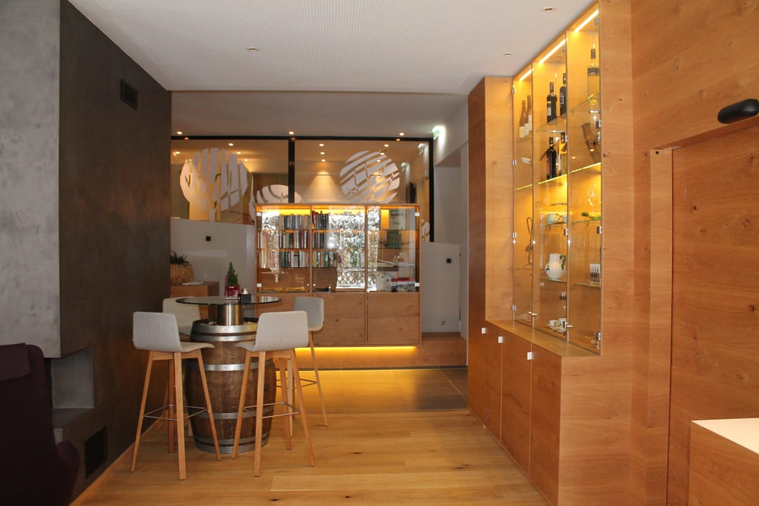 Ecke vom Gastraum mit Bücherschrank dahinter  Hapimag Resort Zell am See