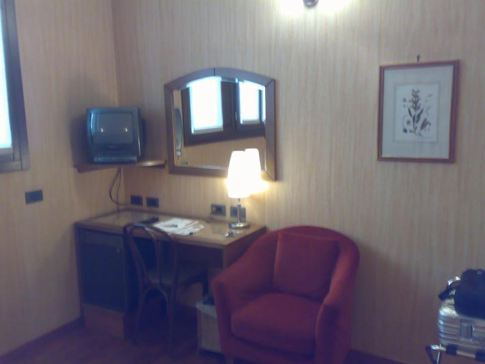 Der Schreibtisch und TV im 4. OG Hotel Ariosto