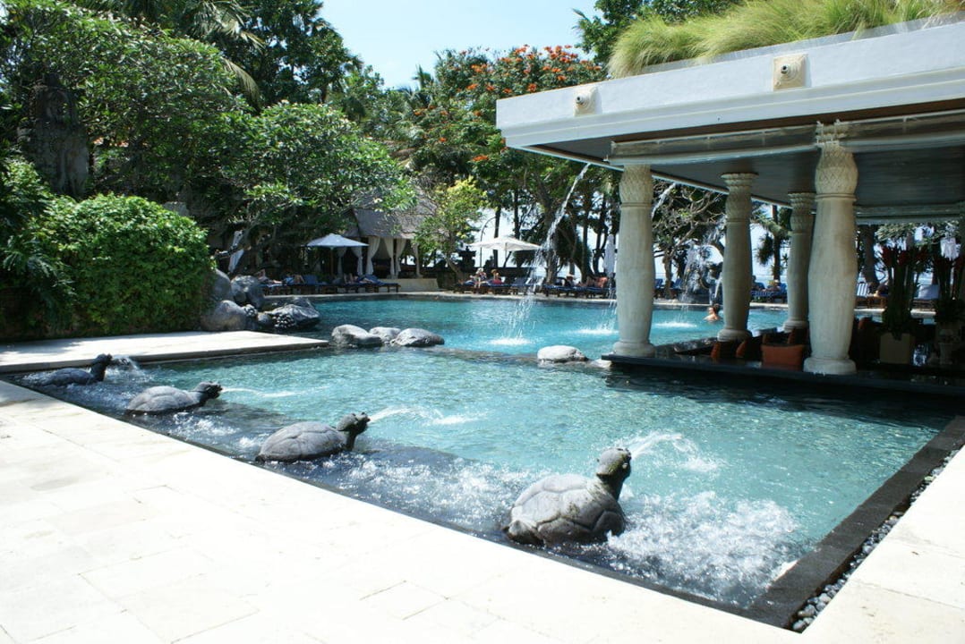 Einer der 3 Poolbereiche des Hotels Puri Santrian