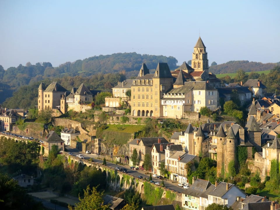 Aussenansicht des gesamten Burgkomplexes Hotel Joyet de Maubec