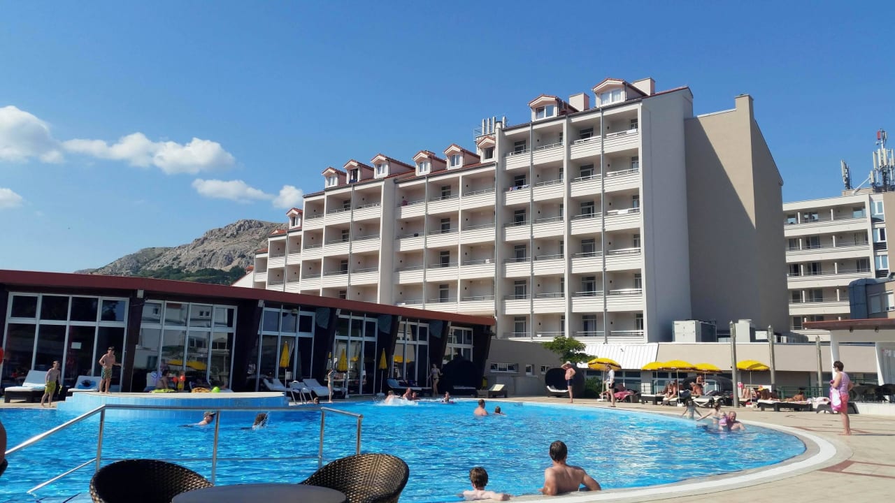 Hotel von aussen gesehen (Strassenseite) Hotel Baska