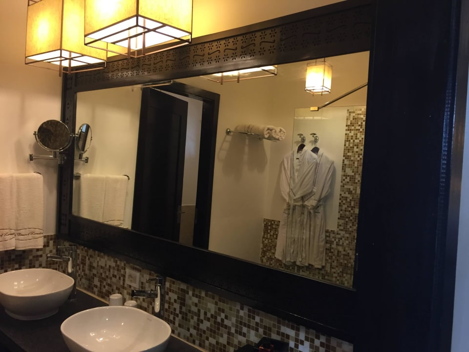 Großes Badezimmer mit 2 Wachbecken TUI Blue Bahari Zanzibar
