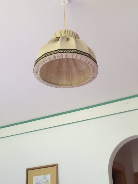 Hübsche Deckenleuchte im Zimmer Hotel NockResort