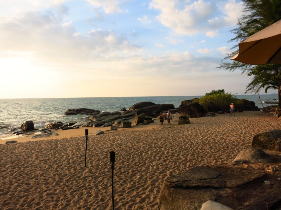 Strand vor dem Resort Moracea by Khao Lak Resort