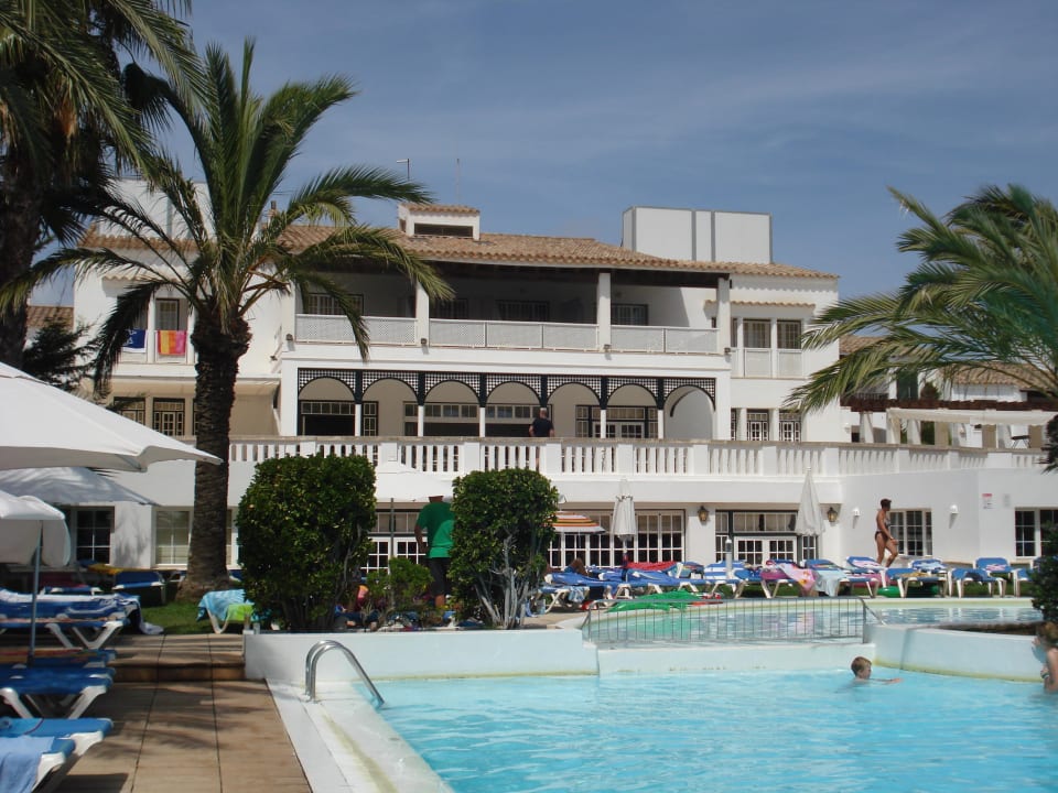 Pool mit Haupthaus Grupotel Club Menorca