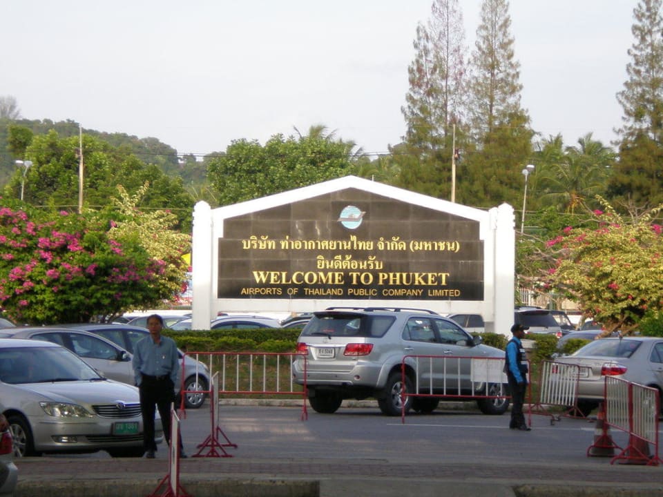 Hotelvorplatz Andaman Embrace Patong