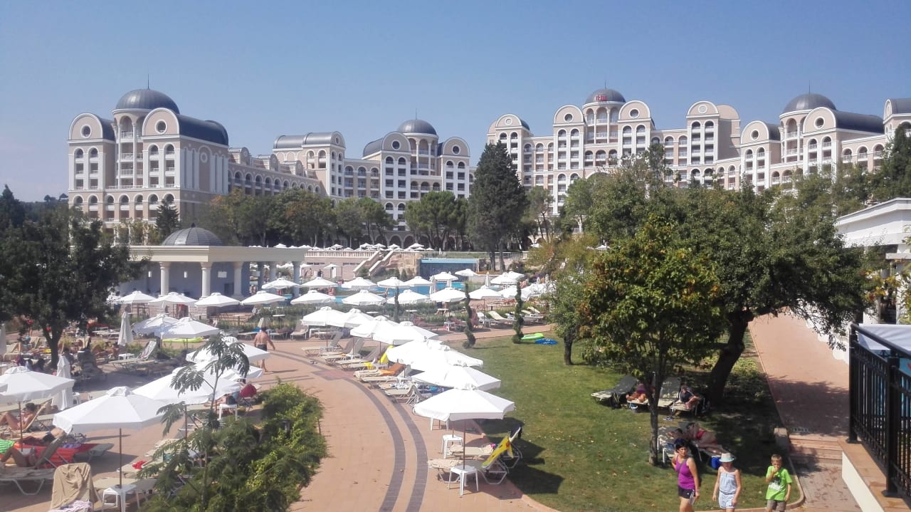 Sicht von Kinderpool zum hotel Dreams Sunny Beach Resort & Spa