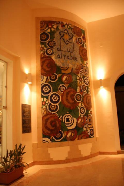 Przy wejsciu do hotelu- w nocy Siva Golden Bay Makadi