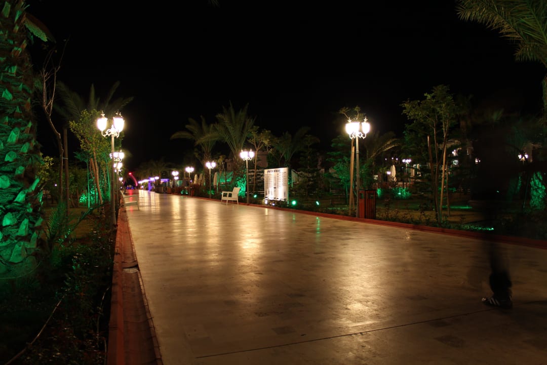 Weg zum Strand am Abend Hotel Delphin Imperial