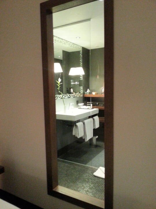 Blick vom Bett ins Bad Mövenpick Hotel Stuttgart Airport