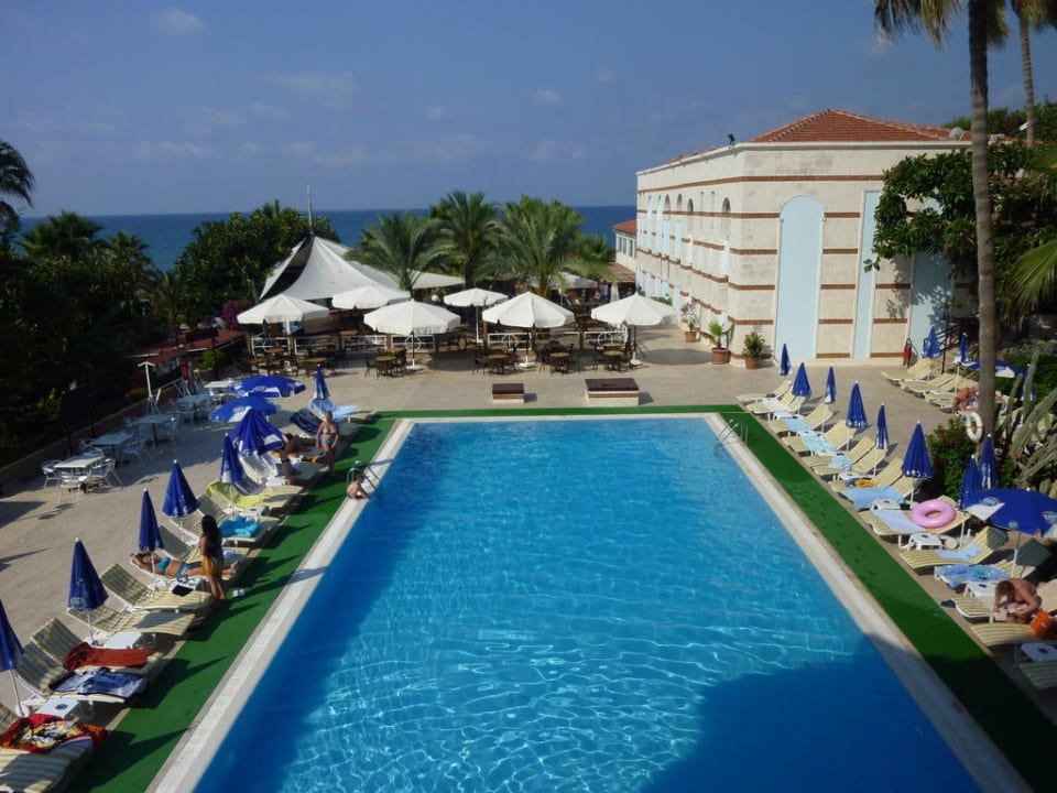 Blick auf den Pool und aufs Meer Green Paradise Beach Hotel