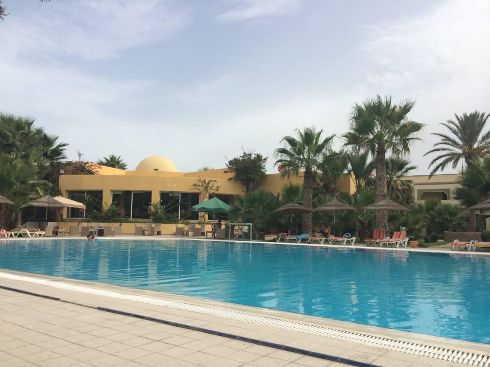 Pool mit Hauptgebäude The Ksar Djerba Charming Hotel & SPA